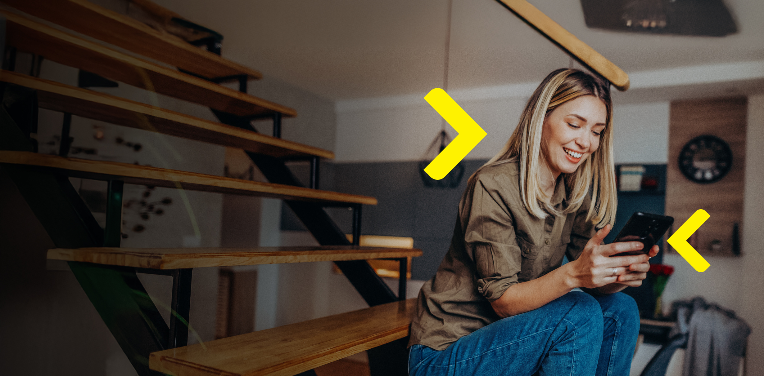 Fiatal nő, befektetést indít online, mobil applikáción keresztül